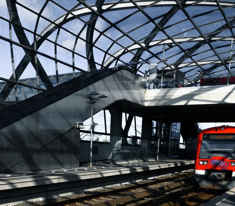 Explore the modern design of the Elbbrücken station in Hamburg, featuring stunning glass architecture.
